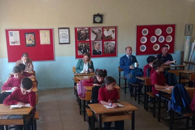 Bilecik Pazaryeri'nde protokol öğrencilerle birlikte kitap okudu