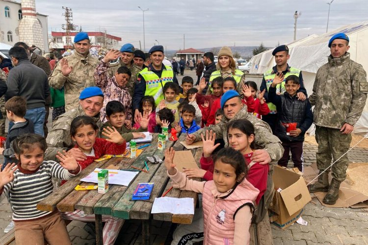 Bingöl'de depremzede çocuklara Jandarma morali