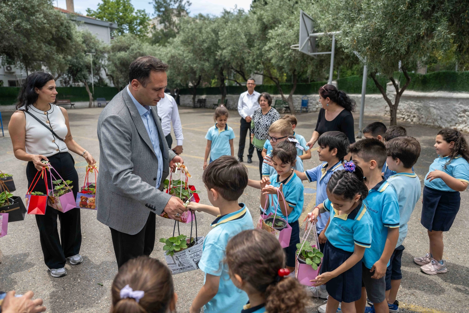 Bornovalı minik eller toprakla buluştu
