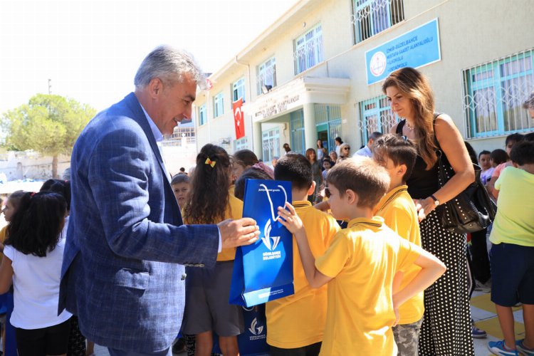 Bu yıl da kırtasiyeler Güzelbahçe Belediyesi'nden