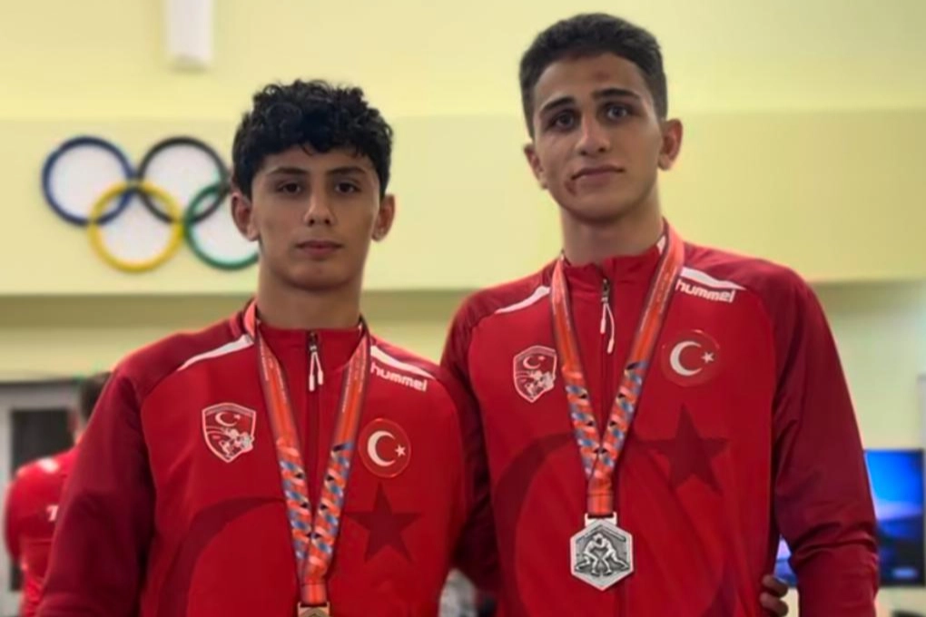 Bursa Büyükşehirli güreşçilerden iki madalya