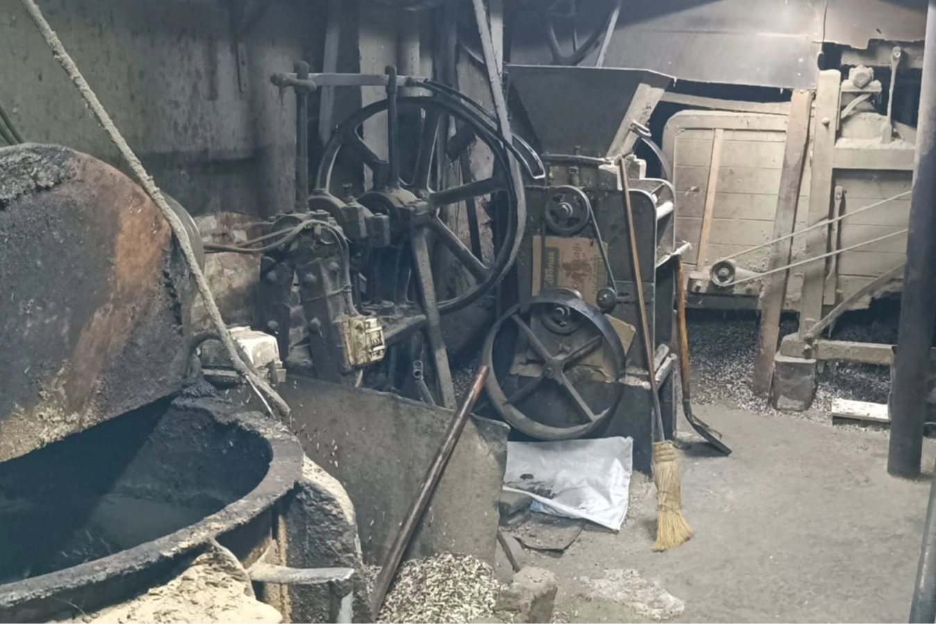 Bursa'da asırlık makinelerle ayçiçek yağı üretimi