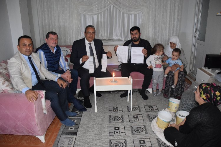 Bursa'da elektriği kesik aileye CHP'lilerden ziyaret