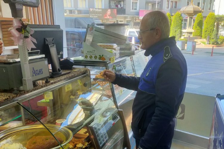 Bursa'da Gürsu Zabıtası tarihleri geçen ürünleri imha etti