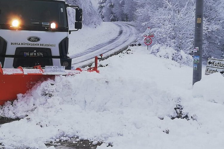 Bursa'da karlı yollarda yoğun çalışma