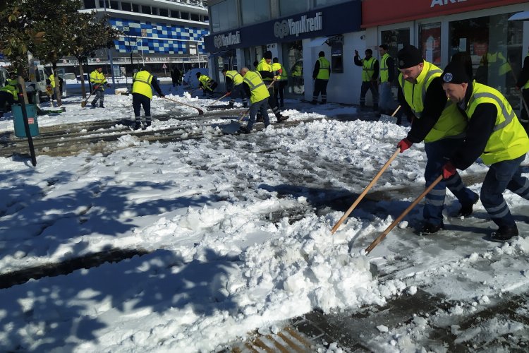 Bursa'da karlar dört koldan temizleniyor