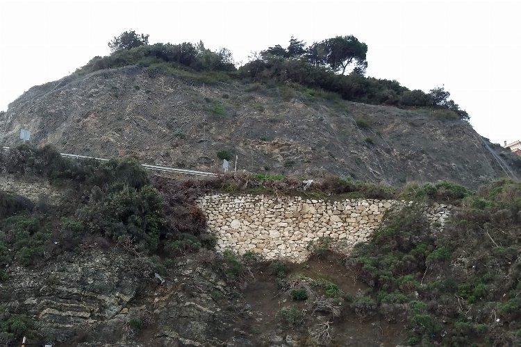 Bursa'da Mudanya-Kurşunlu yolunda heyelan!