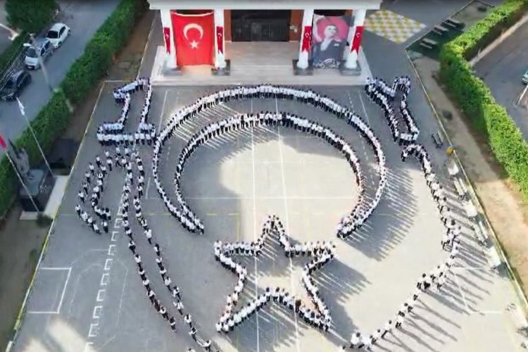 Bursa'da ortaokul öğrencilerinden 100. yıla özel koreografi