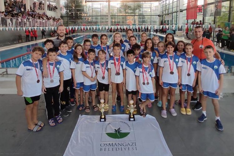 Bursa'da Osmangazili yüzücüler madalyaya doymuyor