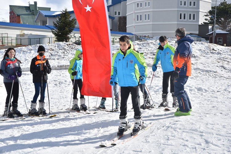 Bursa'da öğrencilerin kayak heyecanı