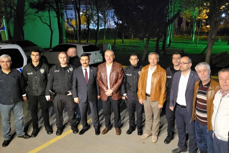 Bursa'da İYİ Partililer nöbetteki polisleri ziyaret etti