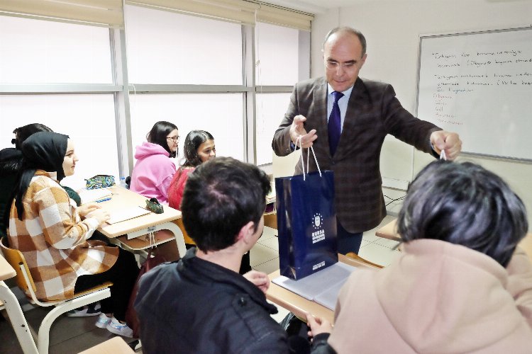 Bursa'da YKS'ye hazırlananlara ek kitap hediyesi
