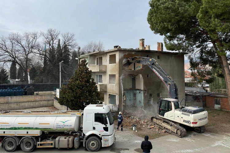 Bursa Gürsu'da riskli metruk yıkıldı