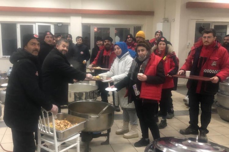 Bursa Gürsu ekibi Kahramanmaraş'ta sahra aşevi kurdu