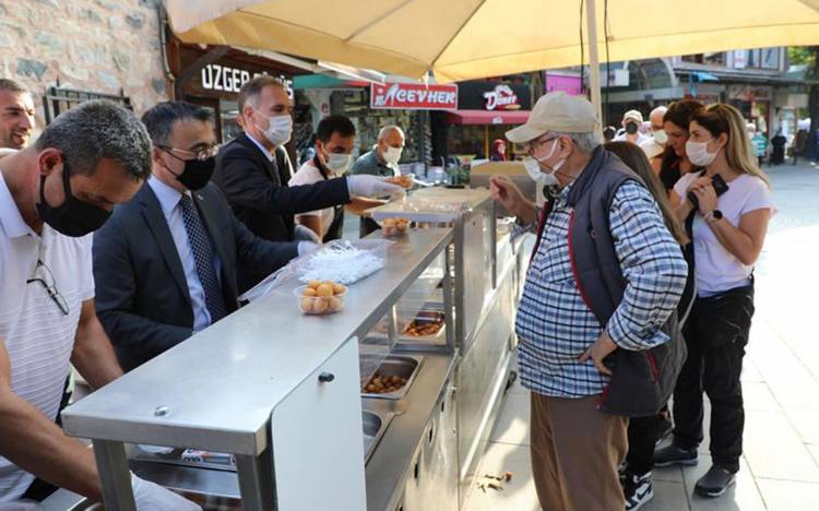Bursa İnegöl'de ahilik için lokma ikramı