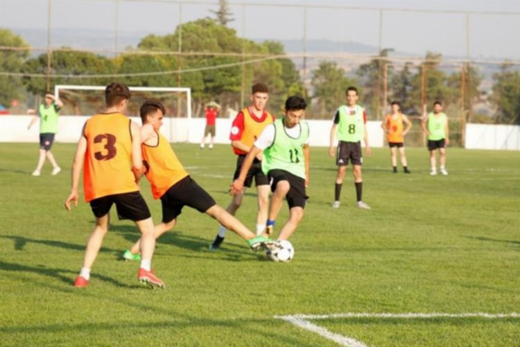 Bursa İnegöl'de gençler takımını kurup futbol şölenine katıldılar