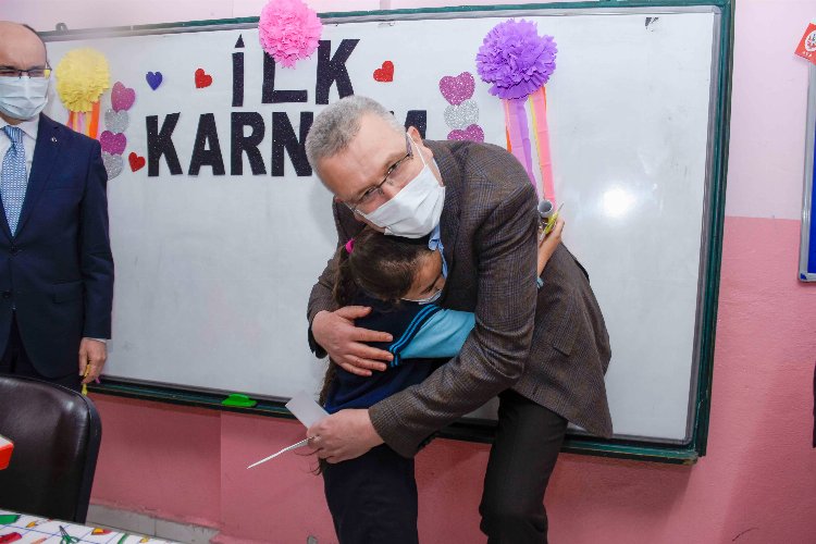 Bursa Karacabey Belediyesi'nden öğrencilere sürpriz karne hediyesi