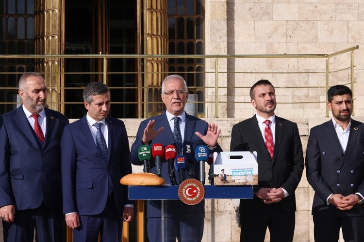 Bursa Milletvekili Aydın, TBMM'de ekmek dağıttı