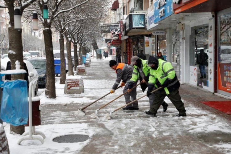 Bursa İnegöl'de kaldırımlar kar ve buzdan temizleniyor 