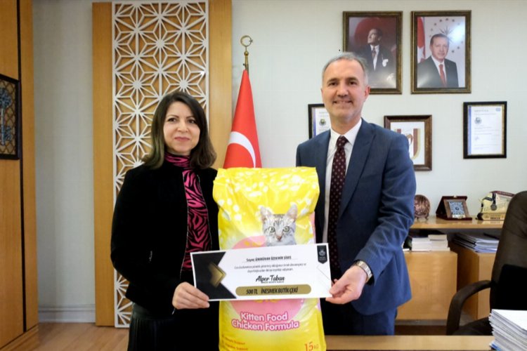Bursa İnegöl'de Ümmühan Öğretmen, ölen kedinin aç yavrularını kurtardı 