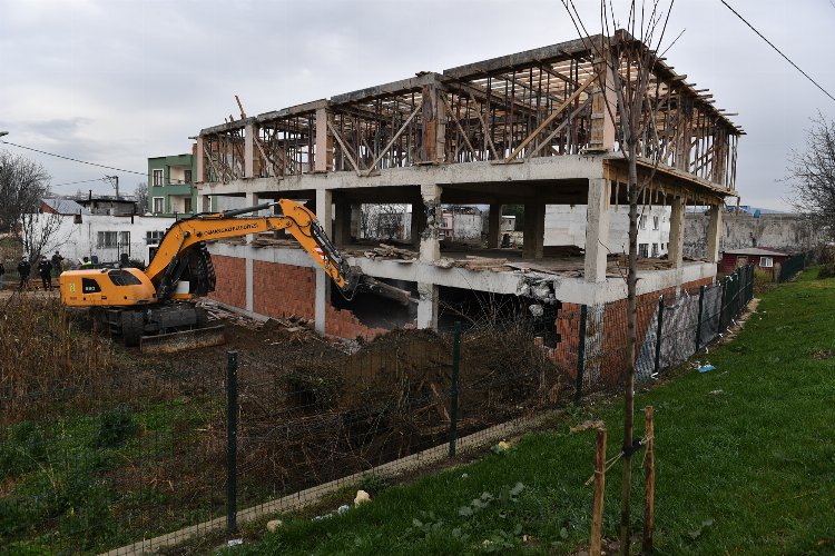 Bursa Osmangazi'de kaçak iş yeri yıkıldı 