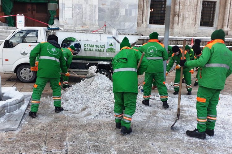 Bursa Osmangazi'de kar mesaisi sürüyor