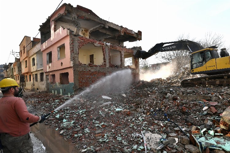 Bursa Osmangazi'de riskli alanlarda yıkıma devam 
