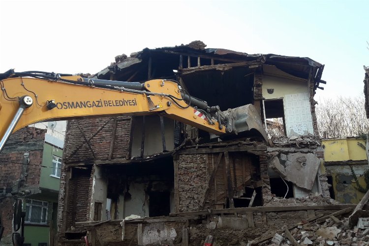 Bursa Osmangazi'de tehlike arz eden metruk bina yıkıldı 
