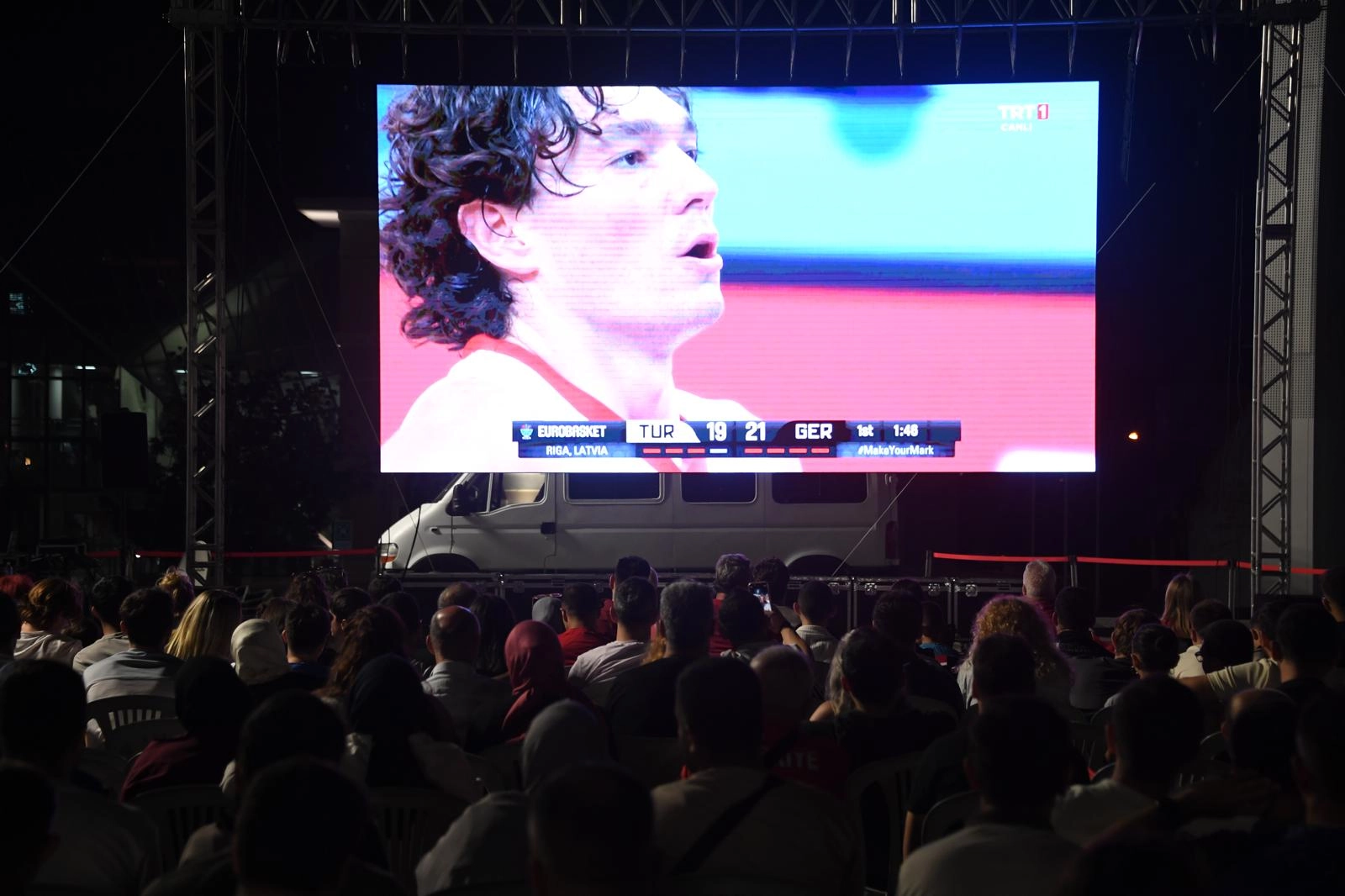 Bursa Osmangazi Meydanı'ndan milli heyecana ortak olundu