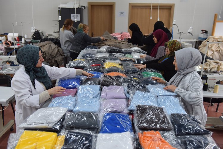 Bursa Yıldırım'da depremzedelere kışlık kıyafet üretiliyor