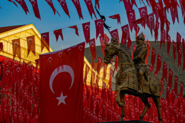 Bursa Yıldırım'da sanatçılardan bayrak resitali