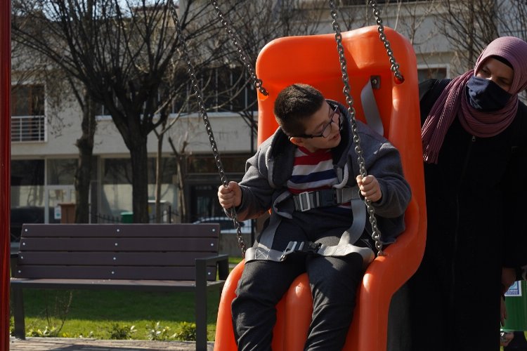 Bursa Yıldırım'da yürüme engelli Alperen için engelli salıncağı