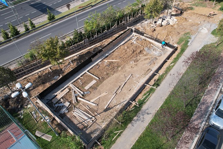 Çayırova'da yeni halı sahalarda çalışmalar tam gaz