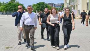 CHP Genel Başkanı Özgür Özel, Ferdi Zeyrek'in Kızı Nehir'i Sınav Sabahı Yalnız Bırakmadı