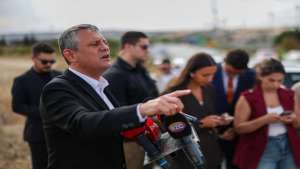 CHP Genel Başkanı Özgür Özel Silivri Çıkışında Kayyımlar, Zindanlar Bizi Yıkamaz Biz Halkız