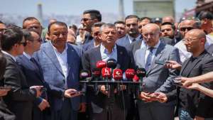 CHP LİDERİ ÖZGÜR ÖZEL’DEN CUMA NAMAZI ÇIKIŞI ÖNEMLİ AÇIKLAMALAR