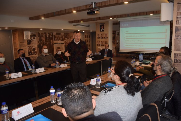 CHP parti eğitmenleri Bursa'da eğitti