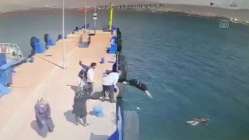 Denize atlayan kadını belediye personeli kurtardı