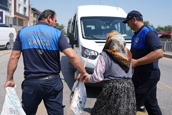 Denizli Büyükşehir Zabıtası dilencilere geçit vermiyor