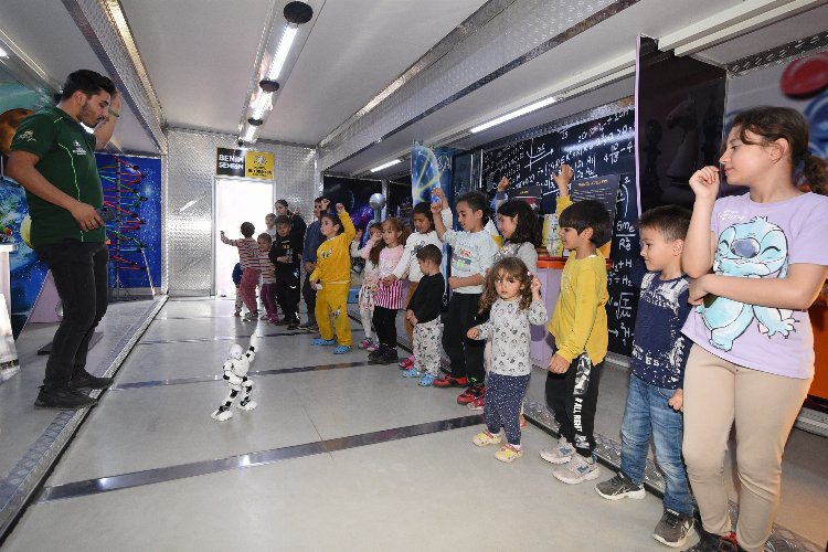 Depremzede çocuklar Konya Tır'ı ile moral buluyor