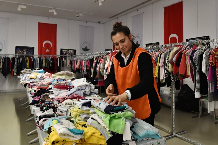 Depremzedelere Bursa Osmangazi'den kıyafet desteği