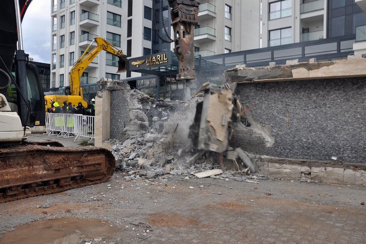 Didim'de ikiz kulelerin kaçak bölümleri yıkılmaya başlandı 