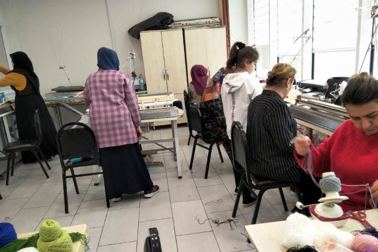 Dilisekesi'nde triko kursiyerleri depremzedeler için üretiyor