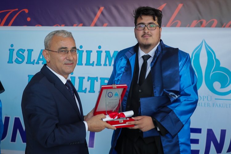 Dumlupınar mezunlarına 'Işık' oldu