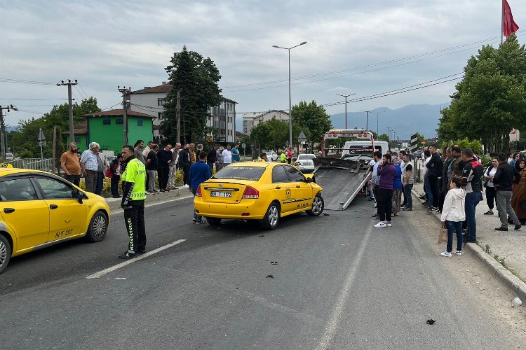 Düzce'de trafikte yarış kazayla sonuçlandı!