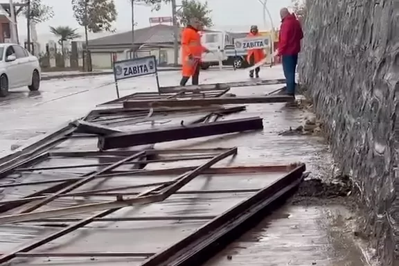 Düzce Akçakoca'da fırtına tabelaları devirdi