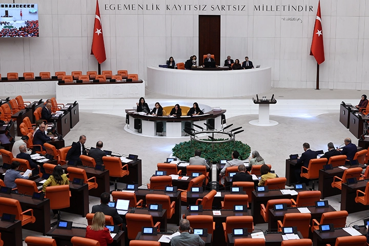 En düşük emekli aylığı düzenlemesi görüşülüyor... İlk 7 madde kabul edildi