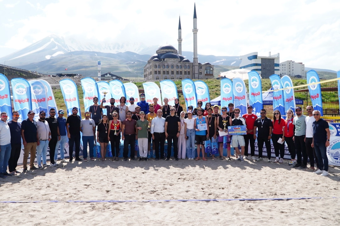Erciyes Plaj Voleybolu Turnuvası büyük heyecan yaşattı