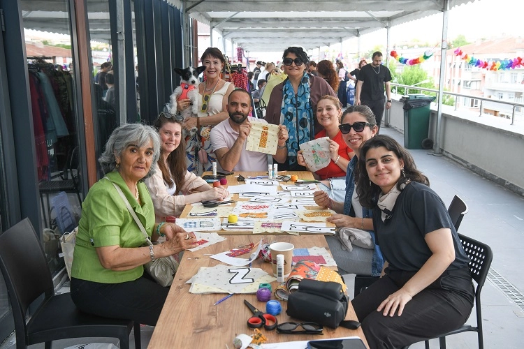 Esat Semt Hâli'nde renkli kermes