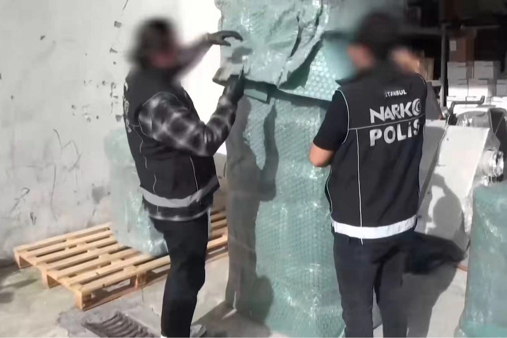 Esenyurt’ta kargoya gizlenmiş 28 kiloluk uyuşturucu ele geçirildi